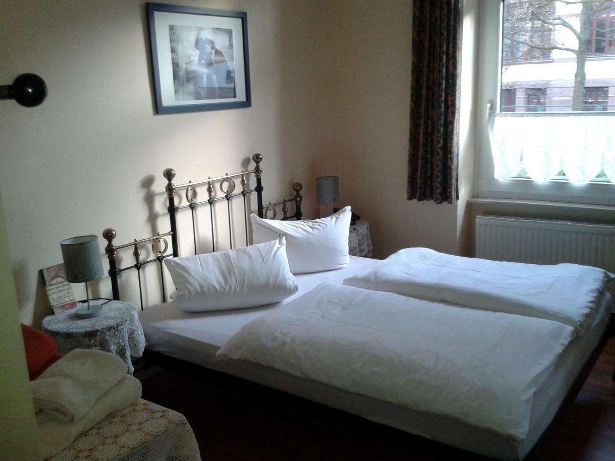 อาคาซา เบด แอนด์ เบรคฟาสต์ Bed & Breakfast Frankfurt am Main ภายนอก รูปภาพ